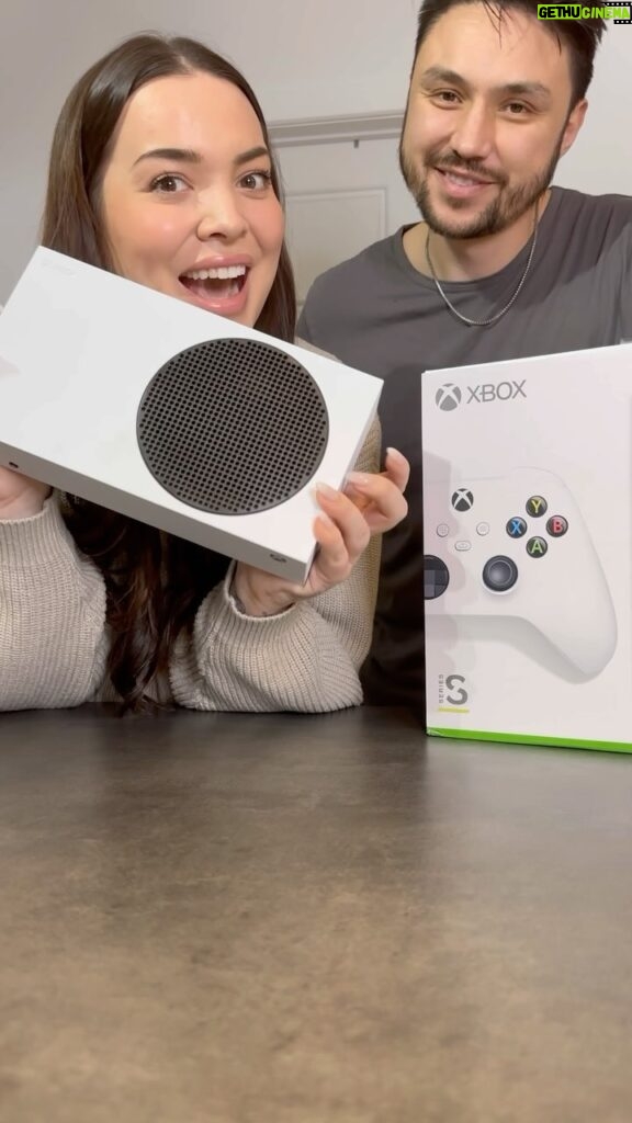 Khate Lessard Instagram - Si on est deux à l’utiliser ça ne compte pas comme un cadeau de Noël! #girlmath @xboxcanada  Dès maintenant jusqu’au 31 décembre c’est LE moment d’économiser sur le starter bundle Xbox series S! Trouve cette offre incroyable au magasin Microsoft! @microsoftstore #XboxPartner #XboxCanada #GiftGuide #TechDeals #GamingDeals