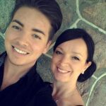 Khate Lessard Instagram - Se confier en toute fierté🏳️‍🌈 Parfois je me sent imposteure à penser que seule mes amis de longue date me connaissent vraiment! Même si je suis 100% transparente et que je parle de ma vie sans censure… reste qu’il y à un petit gars à l’intérieur de moi que vous ne connaîtrez jamais vraiment! La transition m’a adoucie,elle m’a permis de m’épanouir ,de voir et vivre la vie autrement.Cedrick à toujours rêver de glam et de paillettes! De maquillage,de spectacle et de starlette⭐️mais autrement j’me suis toujours sentie ordinaire.Suis-je seulement un personnage qui vie sa best life ou un âme libérée qui vie enfin pour de vrais?! Probablement un peu des deux.J’avais jamais pris le temp de présenter la personne que vous ne voyez jamais quand vous me regarder.Je me sent complète aujourd’hui mais reste que mon passé à forger la personne que je suis aujourd’hui!Les réseaux sociaux ,la télé et ma communauté,c’est son rêve à lui que je vie aujourd’hui❤️ #lgbtq #pride #pridemonth #gay #transgender #transgenre #temoignage