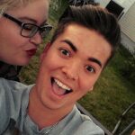 Khate Lessard Instagram - Se confier en toute fierté🏳️‍🌈 Parfois je me sent imposteure à penser que seule mes amis de longue date me connaissent vraiment! Même si je suis 100% transparente et que je parle de ma vie sans censure… reste qu’il y à un petit gars à l’intérieur de moi que vous ne connaîtrez jamais vraiment! La transition m’a adoucie,elle m’a permis de m’épanouir ,de voir et vivre la vie autrement.Cedrick à toujours rêver de glam et de paillettes! De maquillage,de spectacle et de starlette⭐️mais autrement j’me suis toujours sentie ordinaire.Suis-je seulement un personnage qui vie sa best life ou un âme libérée qui vie enfin pour de vrais?! Probablement un peu des deux.J’avais jamais pris le temp de présenter la personne que vous ne voyez jamais quand vous me regarder.Je me sent complète aujourd’hui mais reste que mon passé à forger la personne que je suis aujourd’hui!Les réseaux sociaux ,la télé et ma communauté,c’est son rêve à lui que je vie aujourd’hui❤️ #lgbtq #pride #pridemonth #gay #transgender #transgenre #temoignage
