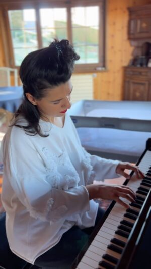 Khatia Buniatishvili Instagram - Have yourself a merry little Christmas
Let your heart be light
Next year all our troubles, will be out of sight ❤️🎄

#christmas #merrylittlechristmas #peace #love #health #family #music #art #lovingeachother #❤️🎄