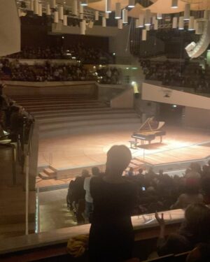 Khatia Buniatishvili Instagram - Thank you Berlin ! 🧡
What a wonderfully eclectic city ! 
Fox in the city 🦊

#berlin #germany #philharmonie #concert #recital #music #art #love #life #fox #khatiabuniatishvili