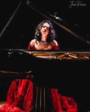 Khatia Buniatishvili Instagram - Geneva - 13.10.2023 ♥️

Merci ✨ Je vous aime ♥️

#geneva #switzerland #victoriahall #soldoutconcert #fondationminkoff #music #art #piano #concert #recital #cartier #love #life @avetis.association #khatiabuniatishvili
