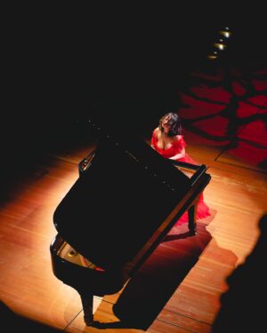 Khatia Buniatishvili Instagram - Geneva - 13.10.2023 ♥️

Merci ✨ Je vous aime ♥️

#geneva #switzerland #victoriahall #soldoutconcert #fondationminkoff #music #art #piano #concert #recital #cartier #love #life @avetis.association #khatiabuniatishvili