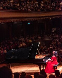 Khatia Buniatishvili Instagram - Geneva - 13.10.2023 ♥️ Merci ✨ Je vous aime ♥️ #geneva #switzerland #victoriahall #soldoutconcert #fondationminkoff #music #art #piano #concert #recital #cartier #love #life @avetis.association #khatiabuniatishvili