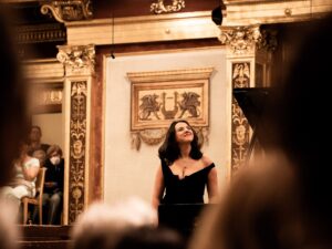 Khatia Buniatishvili Instagram - The magic of Musikverein.. ✨
Danke Wien ♥️

Photos N.:2,4,5,6,7 @julia_wesely_photographer 
Styled by @arthurmayadoux 
High Jewelry @cartier 
#Vienna #Austria #wien #oesterreich #musikverein #goldenensaal #music #art #love #life #piano #concert #solorecital #classicalmusic #cartier #khatiabuniatishvili