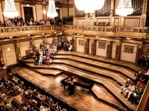 Khatia Buniatishvili Instagram - The magic of Musikverein.. ✨
Danke Wien ♥️

Photos N.:2,4,5,6,7 @julia_wesely_photographer 
Styled by @arthurmayadoux 
High Jewelry @cartier 
#Vienna #Austria #wien #oesterreich #musikverein #goldenensaal #music #art #love #life #piano #concert #solorecital #classicalmusic #cartier #khatiabuniatishvili