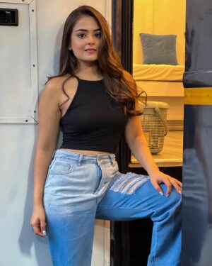 Khushi Mishra Instagram - Run away, but we’re running in circles💆🏻‍♀️
.
.
.
📸: @romanchmehtha