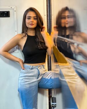 Khushi Mishra Instagram - Run away, but we’re running in circles💆🏻‍♀️
.
.
.
📸: @romanchmehtha