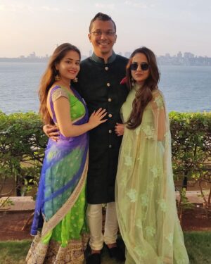 Khushi Mishra Instagram - तेरा मुझसे है पहले का नाता कोई
युही नही दिल लुभाता कोई👭♥️
.
After a whole day of searching for decent pictures, here’s wishing you the happiest returns of the day my Atru! Your pure heart deserves the world and I’m manifesting it for you🥹 I love you in this and all the other lifetimes👼🏻♥️

Ps: Please convince @atisha92 in the comments to not decapitate for the 3rd picture🙂