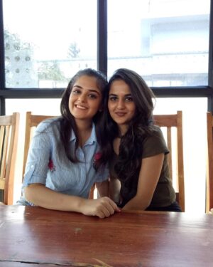 Khushi Mishra Instagram - तेरा मुझसे है पहले का नाता कोई
युही नही दिल लुभाता कोई👭♥️
.
After a whole day of searching for decent pictures, here’s wishing you the happiest returns of the day my Atru! Your pure heart deserves the world and I’m manifesting it for you🥹 I love you in this and all the other lifetimes👼🏻♥️

Ps: Please convince @atisha92 in the comments to not decapitate for the 3rd picture🙂