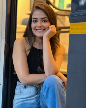 Khushi Mishra Instagram - Run away, but we’re running in circles💆🏻‍♀️
.
.
.
📸: @romanchmehtha