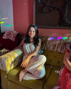 Khushi Mishra Instagram - Like a small boat on the ocean,
Sending big waves into motion👼🏻