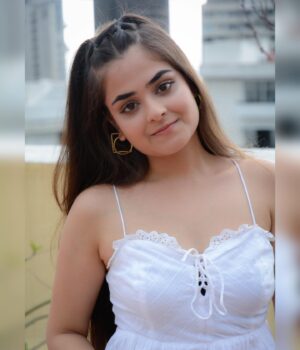 Khushi Mishra Instagram - Cause I’m a fool for you and the things that you do🫠🤍
.
.
.
HMUA: @meghaljhaveri 
📸: @soulfulexposure 
Jewellery: @mettaheirlooms