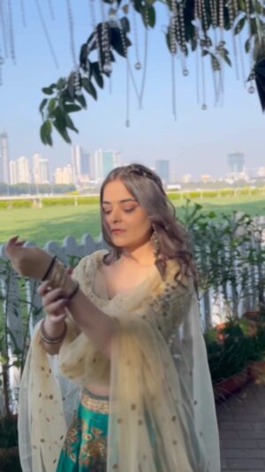 Khushi Mishra Instagram - Nope, this is not a collab with Shaadi.com🫢
.
.
.
🎥: @minumishra68 ♥️