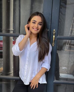 Khushi Mishra Instagram - Smiling is all the posing I can do💆🏻‍♀️