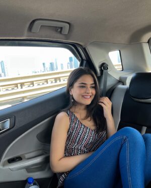Khushi Mishra Instagram - Kyun zamane ke gham uthate ho,
Aaj ko apne kyun gawate ho?💫