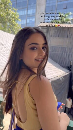 Khushi Mishra Instagram - 🤷🏻‍♀️😂
.
.
.
🎥: @theonlyzeeshankhan 🥳