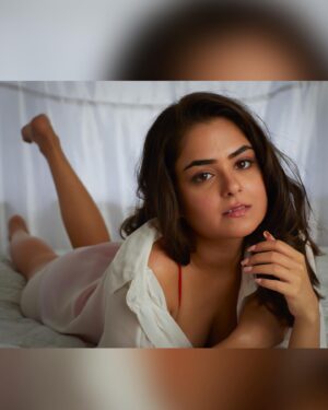 Khushi Mishra Instagram - I’m not your problem anymore, so who am I offending now?😌
.
.
.
📸: @soulfulexposure 
👗: @khyatilakhotia 
💄: @amitpardeshi.makeupartistv1977