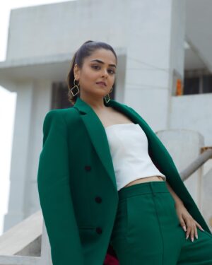 Khushi Mishra Instagram - Guess I never dared to know myself 🫡
.
.
.
📸: @soulfulexposure 
👗: @khyatilakhotia 
💄: @amitpardeshi.makeupartistv1977 
💍: @mettaheirlooms