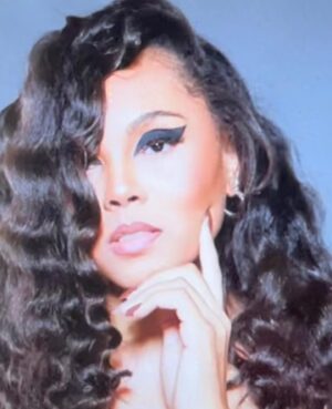 Kiami Davael Instagram - I don’t bite … unless you like 😏😉🤫

#Hair : Little sis extraordinaire @definedbeautyhairsalon (If you don’t book with her, then wyd? 👀)

#MakeUp : The beautiful @morgannmekenzie 

#ShotBy the amazing @raphmiller 

#Model #Actress #Photoshoot #BlackGirlMagic #BlackQueen #Smize #Atlanta