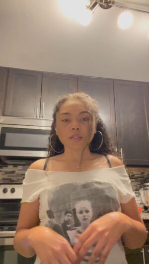 Kiami Davael Instagram - On tonight's episode of "On Kiami's spirit" ... 😂😂

What say you?? Talk to me, y'all!! Sidebar : I definitely think I said happy 2020 and forgot the ‘22 part 🤦🏽‍♀️😭 but I was NOT re-recording this 🤣🤣 and the message remains the same. Y’all don’t judge me! Lmao

I love y'all and I mean it! 🥰❤️