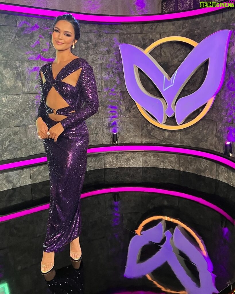 Kiara Liz Instagram - Gozando de esta Gran GRAN FINAL DE #QuienEsLaMascaraUS por @univision Hoy ando combinada con el logo 💜 Les gustó mi look para esta noche ??? Vestido: @willfredogerardo Stylist: @enricobompani Mua: @rox_de_cervantes HS: @bremoor