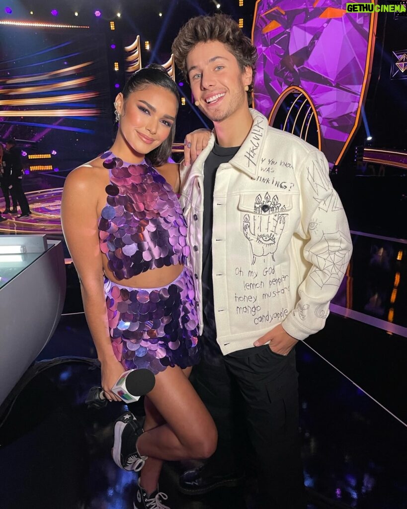 Kiara Liz Instagram - Son jornadas largas así que de vez en cuando toca estar cómoda 👟😅 @juanpazurita y yo ya estamos ready para dar inicio a la 2da gala de #QuiénEsLaMáscaraUS Pendientes ahora las 7/6c por @univision Stylist: @enricobompani Top y Falda: @mariandreegaitan Aretes: @alamode.mx Anillo: @dangelojoyeria Hairstyle: @bremoor Makeup Artist: @rox_de_cervantes