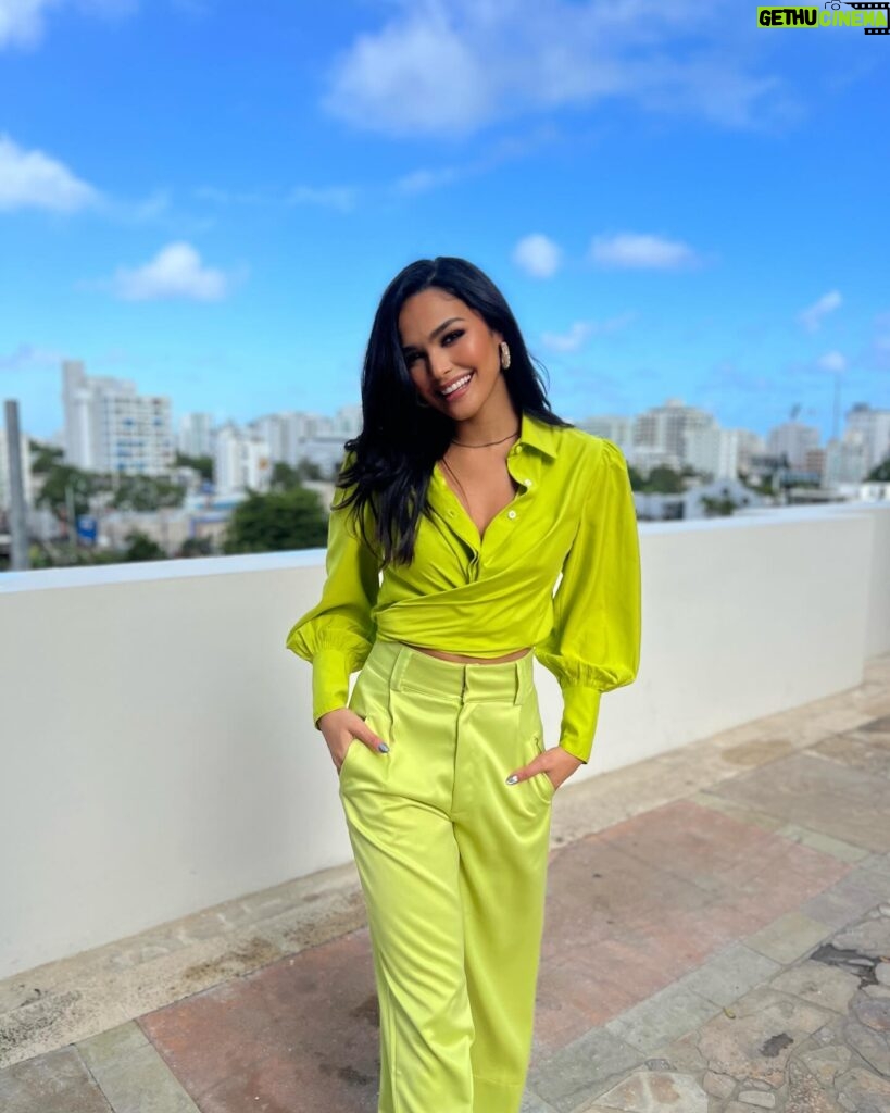 Kiara Liz Instagram - Disfrutando de este hermoso viernes con la gente linda de @enlamananapr @teleonce Puerto Rico 💚 Hablandoles un poquito de #QuiénEsLaMáscaraUS 🦹🏼‍♀️ Gracias por la invitación y no se pierdan este domingo el secreto mejor guardado de la televisión a las 7/6c, 8pm PR Outfit: @_neveroverdressed_ Stylist: @claudiamad