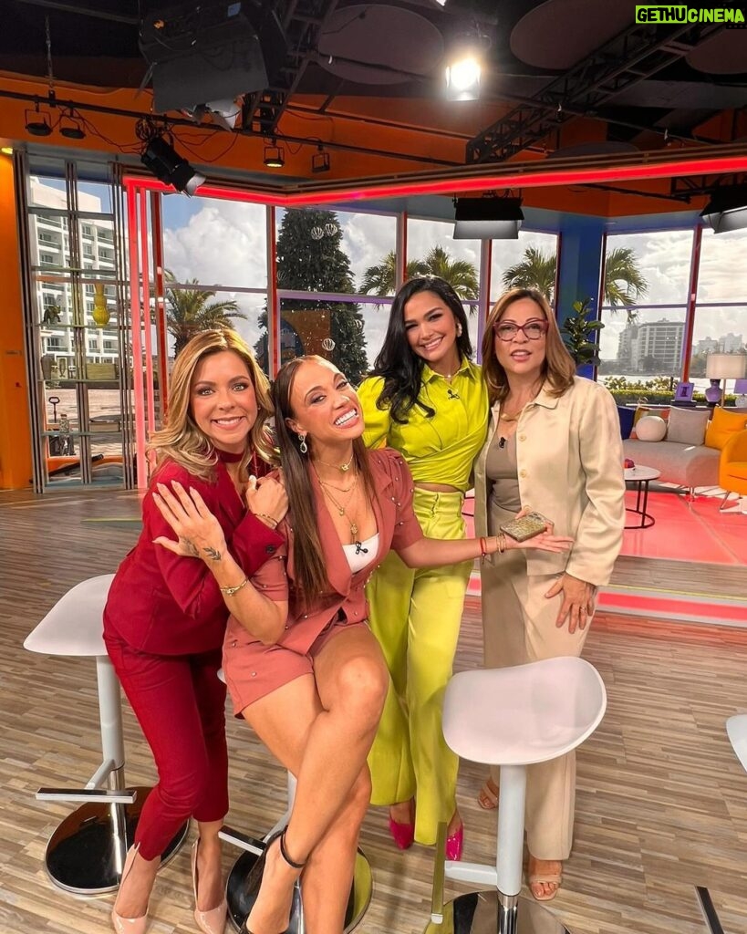 Kiara Liz Instagram - Disfrutando de este hermoso viernes con la gente linda de @enlamananapr @teleonce Puerto Rico 💚 Hablandoles un poquito de #QuiénEsLaMáscaraUS 🦹🏼‍♀️ Gracias por la invitación y no se pierdan este domingo el secreto mejor guardado de la televisión a las 7/6c, 8pm PR Outfit: @_neveroverdressed_ Stylist: @claudiamad