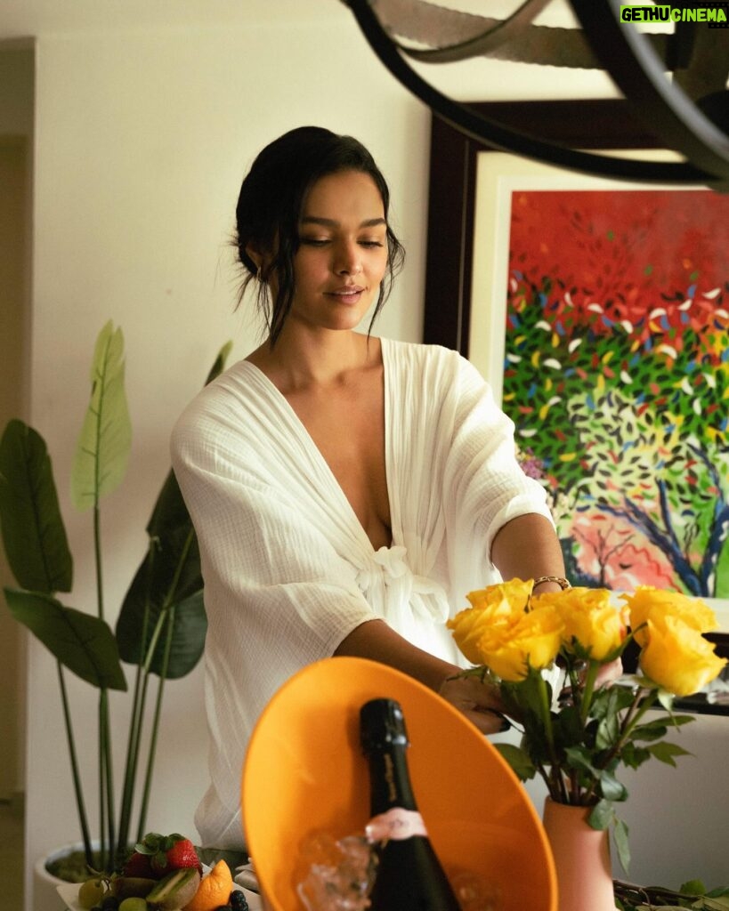 Kiara Liz Instagram - Getting ready for Valentine’s Day 💛 @veuveclicquot @mendezwineselection #VeuveClicquot #LiveClicquot #ClicquotSolaire