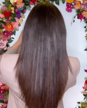Kiara Liz Instagram - Poco a poco volviendo a mis rizos naturales 😍

Les cuento que hace más de 12 años no veía mi pelo así. La última foto es de cuando tenía 17 años y el único maltrato que recibía mi cabello era el agua salada y el sol de la playa. Dsps de estar años como esclava con tratamiento para alisarme hace 2 años tomé la decisión de dejármelo crecer tal cual. Una decisión difícil ps como pueden ver en el video necesite un poquito de ayuda ps tengo mitad del cabello rizo y la otra mitad lacia. El resultado completo tomará un tiempo pero estoy segura va a valer la pena. 💕

Me encanta como se ve pero debo admitir que todavía no me reconozco con el cabello así. Que raro no? No reconocerse como uno es naturalmente. Más que un cambio de apariencia es una lección de amor propio, de quererse tal cual uno es ❤️ 

Gracias @lauraom y @omstudiopr por ayudarme en este proceso 💕💕