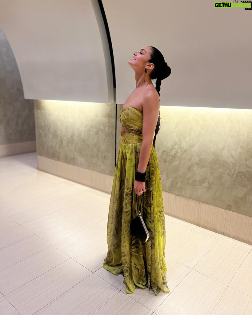 Kiara Liz Instagram - Mentalmente sigo en la fiesta 🥂🍾💃🏽 Mi fav es la #6 💚 Look para el décimo aniversario del @voceropr Dress: @luisantoniomoda Stylist: @edaguilar27