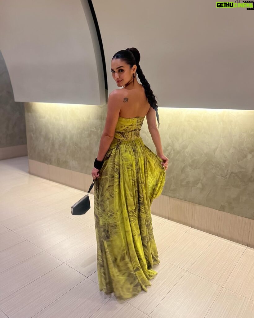 Kiara Liz Instagram - Mentalmente sigo en la fiesta 🥂🍾💃🏽 Mi fav es la #6 💚 Look para el décimo aniversario del @voceropr Dress: @luisantoniomoda Stylist: @edaguilar27