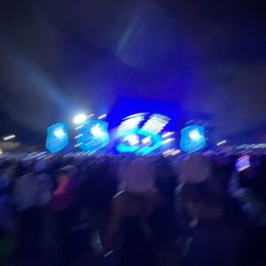 Kiara Liz Instagram - Ver a RBD con tu mejor amiga vestidas iguales, ser xtra luciendo las extensiones de Roberta de la primera temporada, llorar cantando Sálvame por que eres el verdadero drama, brincar toda la noche con las botas de tacón por que no se podía sacrificar el outfit y dsps aguantar el dolor de pies por que ya no tenemos 15 años… Todo fue épico 💥 #SiempreRoberta #NuncaMía 

Las últimas dos fotos fue hace unos cuantos añitos cuando vinieron al Choli… No judging please 😆