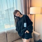 Kiki Lin Instagram - 早啊🌞 韓國忙的很開心的日子要結束了 #提醒今天是連線最後一天唷 套裝 @ohhnii.ohhnii
