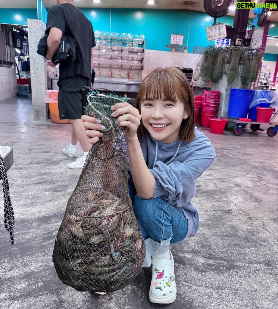 Kiki Lin Instagram - 這次好好玩呀 釣了10斤223隻 我們好棒！！ 我算是從小在釣蝦場長大的 爸爸以前很愛釣 阿姨還開過釣蝦場 童年有很大一段的記憶都在各種釣蝦場度過🤣