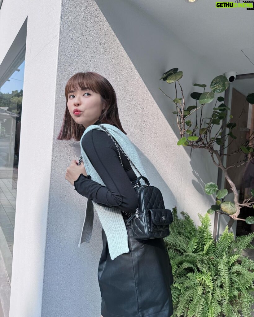 Kiki Lin Instagram - 新衣服新包包與好朋朋們吃下午茶 心情很好(*¯︶¯*) 衣服整套都是 @queena.y.li 姊他們的 明天中午12：00開賣喔～