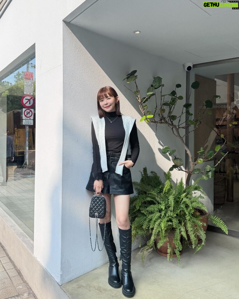 Kiki Lin Instagram - 新衣服新包包與好朋朋們吃下午茶 心情很好(*¯︶¯*) 衣服整套都是 @queena.y.li 姊他們的 明天中午12：00開賣喔～