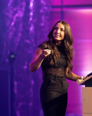 Kim Clavel Instagram - J’ai eu la chance de donner ma première conférence au centre des congrès à Qc! J’étais tellement nerveuse (disons que je suis plus confortable dans mes bottes de boxe) mais tout s’est déroulé à merveille! J’ai adoré partager mon parcours sportif. Merci au Rank Up Academy pour votre confiance. 🫶🏻

Parfois des opportunités se présentent, tu hésites par peur de ne pas être à la hauteur et finalement tu te lances et tu réussis! 

#conference #boxing #athlete #rankupevent