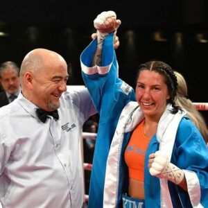 Kim Clavel Instagram - Une 19 ième victoire hier soir au Casino de Montréal!!!  

Je veux prendre le temps de remercier toute mon équipe. Vous êtes précieux: coaches, préparateurs physiques, masso , physio , partenaires d’entrainement , cutman , commanditaires , relationniste et promoteur, vous êtes tous et chacun un membre important de la Team Clavel! 

Merci à tous les gens qui de près ou de loin sont là pour m’encourager! Je prends le temps de tous vous lire à mon rythme, vous me faites sourire😃 et m’encourager à poursuivre mes rêves. 

Amis.es , famille et fans, merci à vous de croire en moi et de me soutenir dans ma carrière professionnelle qui , je sais , est loin d’être un long fleuve tranquille. J’ai confiance qu’avec la persévérance , la résilience et le travail acharné, je vais réussir à atteindre mes objectifs!  Après 2 combats de 10 rounds,  il est temps pour moi de prendre un moment de repos afin de revenir chargée à block pour le bel automne qui nous attend! Bon été à tous ☀️☀️☀️

📸 @bernardbrault 

#boxing #womenboxing #groupeYM #lightflyweight #montreal #femaleathlete #everlast