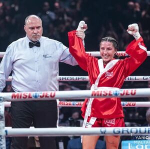 Kim Clavel Instagram - Une belle victoire hier au casino de Montréal ! Mon 20ième combat professionnel.

  Je tiens à remercier mon équipe qui depuis toujours, est là pour moi combat après combat, des gens motivés , compétents , passionnés…votre travail ne passe pas inaperçu et je vous en suis profondément reconnaissante. Mes Coachs, mon équipe de coin , mes préparateurs physiques , @groupeyvonmichel , tout ceux qui parfois travaillent dans l’ombre mais qui me permettent de briller à ma juste valeur , je vous remercie. 

Mes précieux(ses) partenaires d’entrainements , mes commanditaires @christinautomobile , @david_stmartinqc Bereskin &  Parr. 
Merci à tous les gens qui se sont déplacés pour venir m’encourager , mes amis (es) , ma famille , mes précieux fans, votre inconditionnel soutient m’aide à passer au travers de tout et à me relever de chaque épreuve afin de donner le meilleur de moi chaque fois! Merci pour cette ambiance unique que vous mettez dans la place à chaque fois!!! 

Je serai de retour dans le ring le 16 mai au Casino de Montréal mais pour le moment je vais prendre quelques jours de repos et me remettre au travail sous peu parce que c’est une grosse année pleine de défis que nous avons devant nous! 👊🏼 

#boxing #womenboxing #groupeYM #femaleathlete #montreal #teamclavel #lightflyweight 

📸 @yanickmaltaisphotographie