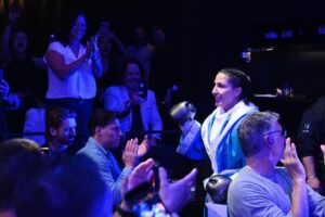 Kim Clavel Instagram - Une 19 ième victoire hier soir au Casino de Montréal!!!  

Je veux prendre le temps de remercier toute mon équipe. Vous êtes précieux: coaches, préparateurs physiques, masso , physio , partenaires d’entrainement , cutman , commanditaires , relationniste et promoteur, vous êtes tous et chacun un membre important de la Team Clavel! 

Merci à tous les gens qui de près ou de loin sont là pour m’encourager! Je prends le temps de tous vous lire à mon rythme, vous me faites sourire😃 et m’encourager à poursuivre mes rêves. 

Amis.es , famille et fans, merci à vous de croire en moi et de me soutenir dans ma carrière professionnelle qui , je sais , est loin d’être un long fleuve tranquille. J’ai confiance qu’avec la persévérance , la résilience et le travail acharné, je vais réussir à atteindre mes objectifs!  Après 2 combats de 10 rounds,  il est temps pour moi de prendre un moment de repos afin de revenir chargée à block pour le bel automne qui nous attend! Bon été à tous ☀️☀️☀️

📸 @bernardbrault 

#boxing #womenboxing #groupeYM #lightflyweight #montreal #femaleathlete #everlast