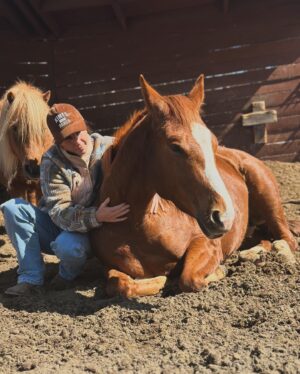 Kim Clavel Instagram - A casual reminder that life can be so lovely 🤍🐴🐐🥊☀️

#photodump #boxing #horsebackriding #goodlife #femaleathlete #trainingcamp