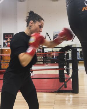 Kim Clavel Instagram - Une autre semaine de terminer !!!! Moins de 15 jours avant mon prochain combat!! 🥊 

#trainingcamp #boxing #womenboxing #femaleathlete #groupeYM #gym