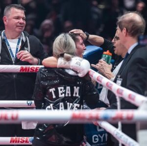Kim Clavel Instagram - Une belle victoire hier au casino de Montréal ! Mon 20ième combat professionnel.

  Je tiens à remercier mon équipe qui depuis toujours, est là pour moi combat après combat, des gens motivés , compétents , passionnés…votre travail ne passe pas inaperçu et je vous en suis profondément reconnaissante. Mes Coachs, mon équipe de coin , mes préparateurs physiques , @groupeyvonmichel , tout ceux qui parfois travaillent dans l’ombre mais qui me permettent de briller à ma juste valeur , je vous remercie. 

Mes précieux(ses) partenaires d’entrainements , mes commanditaires @christinautomobile , @david_stmartinqc Bereskin &  Parr. 
Merci à tous les gens qui se sont déplacés pour venir m’encourager , mes amis (es) , ma famille , mes précieux fans, votre inconditionnel soutient m’aide à passer au travers de tout et à me relever de chaque épreuve afin de donner le meilleur de moi chaque fois! Merci pour cette ambiance unique que vous mettez dans la place à chaque fois!!! 

Je serai de retour dans le ring le 16 mai au Casino de Montréal mais pour le moment je vais prendre quelques jours de repos et me remettre au travail sous peu parce que c’est une grosse année pleine de défis que nous avons devant nous! 👊🏼 

#boxing #womenboxing #groupeYM #femaleathlete #montreal #teamclavel #lightflyweight 

📸 @yanickmaltaisphotographie