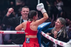 Kim Clavel Instagram - Kim l’emporte après 10 rounds de guerre. Son adversaire était venue pour combattre mais Kim était plus rapide et plus précise. Bravo Kim, tu as été extraordinaire! @groupeyvonmichel #boxing #woman #casino #win #teamkk #groupeym