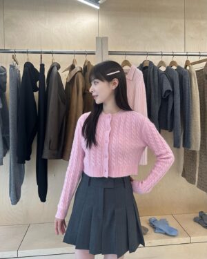 Kim Da-ye Instagram - 미리보는 @grovestore 23 F/W
예쁜 옷 옆에 예쁜 옷..
이번 내 가을 옷장도 그로브로
꽉 채워질 예정 🤎