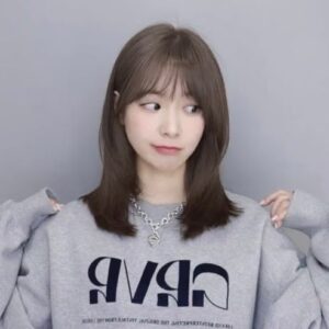Kim Da-ye Instagram - 장발일 땐 단발로 자르고 싶고
막상 단발로 자르면 다시 기르고 싶은
변덕쟁이 청개구리 
이거 저만 그래요?