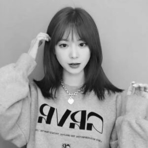 Kim Da-ye Instagram - 장발일 땐 단발로 자르고 싶고
막상 단발로 자르면 다시 기르고 싶은
변덕쟁이 청개구리 
이거 저만 그래요?