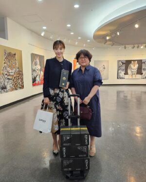 Kim Gyu-ri Instagram - 히잌~~~~!!! 
새로나온 짐버 음료선물을 
이렇게나 많이 받았어염!!!
전시관에 오시는 분들과 함께 나눠먹으라고
이렇게나 많이 주시다니….😭🙏💕 감사드립니다!!!
.
게다가
1830 메종 브레몽 30년산과 15년산까지~~!!!*__*🙏💕
.
샐러드도 자주먹고, 
감기에 안걸릴라구 생강차도 자주 먹어서
제가 늘 구매해 놓구 먹던건데…😭❤️
감사드립니다 대표님!!!!🙏💕
.
나중에 유툽 @김규리TV_몹시 에서 
발사믹과 짐버 오픈식해야겠담 히힛~
.
참. 참고로~
새로나온 짐버음료. 맛있습니당!!!
.
.
#JIMBER #maisonBremono1830
#선물감사드립니다🎁